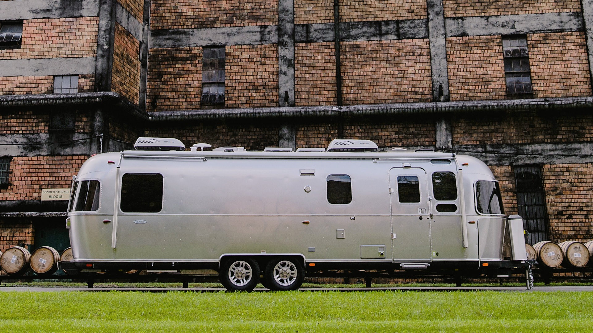 2025 Airstream Airstream Classic 33FB